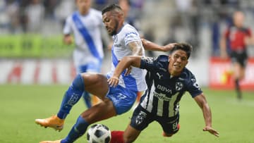 Daniel Parra es derribado por el uruguayo Emanuel Gularte.