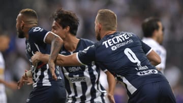 Jugadores de Rayados de Monterrey celebran un gol.
