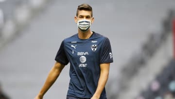 El jugador César Montes previo a un partido con Rayados de Monterrey.
