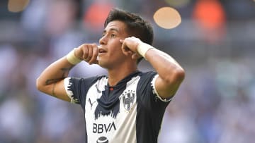 El jugador Maximiliano Meza celebra un gol con Rayados de Monterrey.
