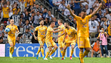 Jugadores de los Tigres UANL celebran un gol en partido de Clásico Regio ante Rayados de Monterrey.