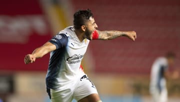 Alexis Vega celebra un gol de las Chivas ante Necaxa.