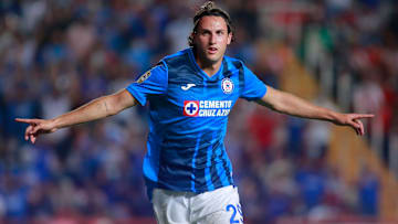 Santiago Gimenez celebrando su gol contra Necaxa
