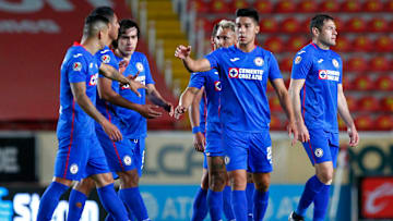 Jugadores de Cruz Azul celebran un gol.