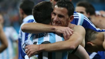 El argentino compartió plantel con el crack en la selección de su país.