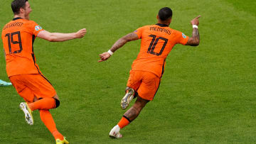 Memphis Depay celebrando un gol con su selección
