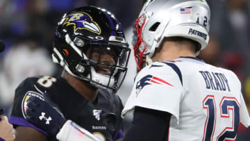 Lamar Jackson saluda a Tom Brady durante un partido de la NFL