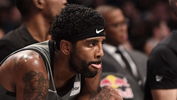 Kyrie Irving en el banco durante un partido de NBA 2019 entre New Orleans Pelicans y Brooklyn Nets
