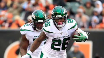 Le'Veon Bell runs over Bengals defender