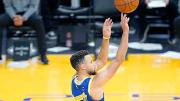 Stephen Curry busca hacer historia esta noche
