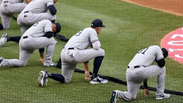 La imagen de los peloteros del equipo de Nueva York colocando su rodilla en la grama del Nationals Park fue impactante