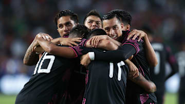 Jugadores de México celebran un gol.