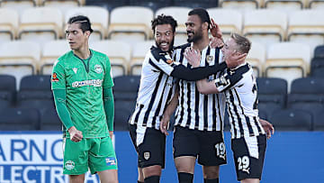 Elisha Sam célèbre avec ses coéquipiers un but ahurissant