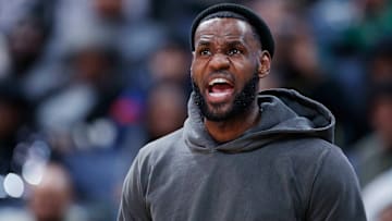 James pasa momentos con su familia antes de reportarse nuevamente a los Lakers