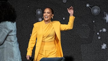 Jennifer Lopez se mostró muy emocionada al recibir el galardón 