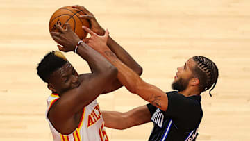 Clint Capela sigue mostrando su clase defensiva en la pintura de los Hawks