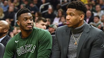 Giannis y Thanasis Antetokounmpo tuvieron una álgida discusión con un fanático luego del juego ante Lakers