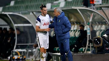 Mourinho dando instrucciones a Bale