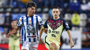 Kevin Álvarez (Pachuca) tratando de robar la pelota al español Álvaro Fidalgo (América).