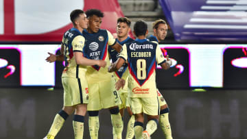 Jugadores del América celebran un gol.