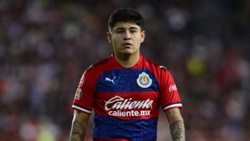 Javier López en un partido entre las Chivas del Guadalajar y Pachuca.