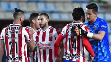 El arquero Raúl Gudiño evitó la derrota de Chivas ante Pachuca en los últimos minutos.