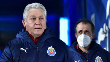 Víctor Manuel Vucetich y su auxiliar Carlos Barra preocupados por el desempeño de Chivas frente a Pachuca.