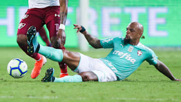 Felipe Melo dá um carrinho em jogo contra o Fluminense.
