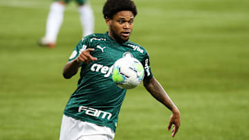 Matheus Jussa explica "honra tua cor, rapaz" dito ao atacante Luiz Adriano: "Natural".