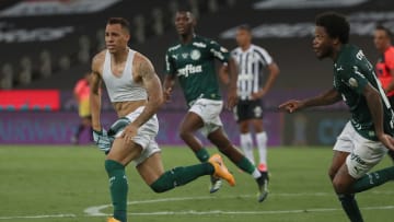 Breno Lopes festeja el tanto del campeonato ante Santos