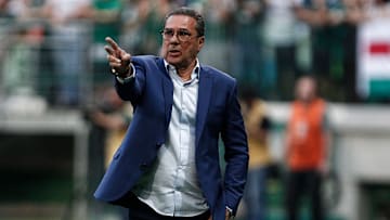 "Alguém vai chamar a responsabilidade", diz Luxemburgo sobre vaga de Dudu.