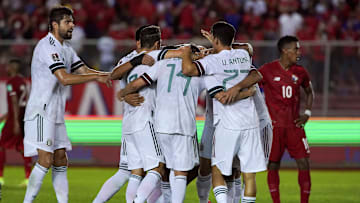 Jugadores de México celebran un gol.