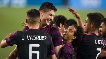 Jugadores de México celebran un gol.