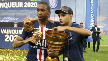 Kays Ruiz-Atil avec le trophée de la Coupe de la Ligue
