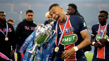 Kylian Mbappé avec la Coupe de France 2021. 