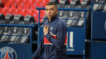 Cotado no Real Madrid, Kylian Mbappé recebeu uma mensagem de Zidane após marcar um hat-trick contra o Barcelona na Champions League. Cotado no Real Madrid, Kylian Mbappé recebeu uma mensagem de Zidane após marcar um hat-trick contra o Barcelona na Champions League.