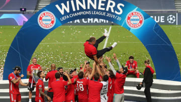 Die Bayern-Spieler lassen Triple-Trainer Hansi Flick hochleben
