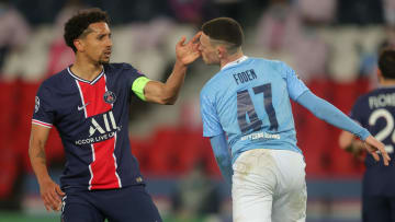 Marquinhos qui envoie une légère claque à Phil Foden.