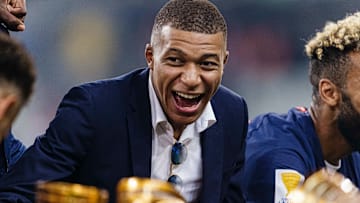 Mbappé célèbre le titre en Coupe de la Ligue 