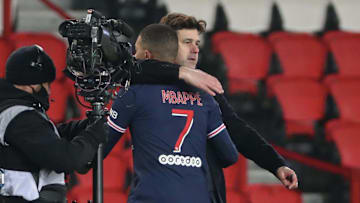 Pochettino enlace Kylian Mbappé. 