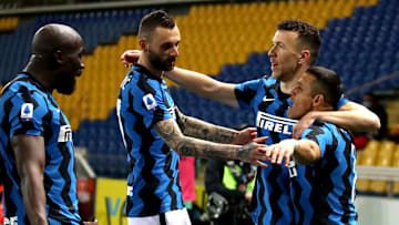 L'abbraccio dell'Inter dopo un gol a Parma