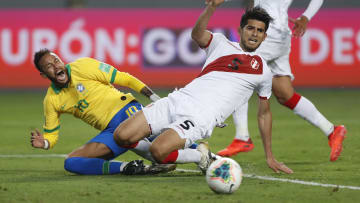 Zambrano versucht zu klären, Neymar geht zu Boden