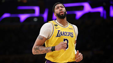Anthony Davis recibió este sábado un golpe en el ojo