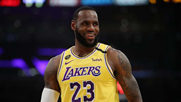 LeBron James hace caridad con la venta de sus zapatillas desgastadas a coleccionistas y fanáticos