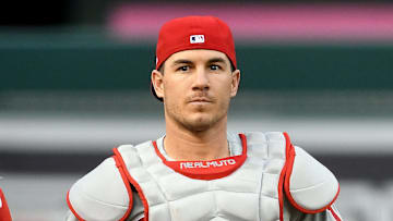 J.t. Realmuto estaría una semana más fuera de los terrenos de juego por una lesión en su mano