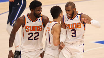 Booker y Paul mantienen a los Suns peleando por un lugar en la postemporada