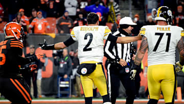 Myles Garrett reclama al árbitro en el partido de NFL entre Pittsburgh Steelers y Cleveland Browns