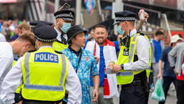 Controlli della Polizia ai supporters inglesi