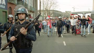 La hincha de Chacarita llegando al Estadio.