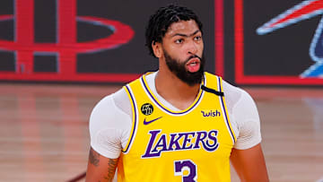 El astro de los Lakers fue fundamental en el primer triunfo del equipo en los playoffs